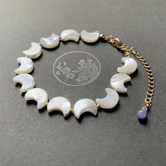 月の形のマザーオブパールのブレスレット：moon sorcery